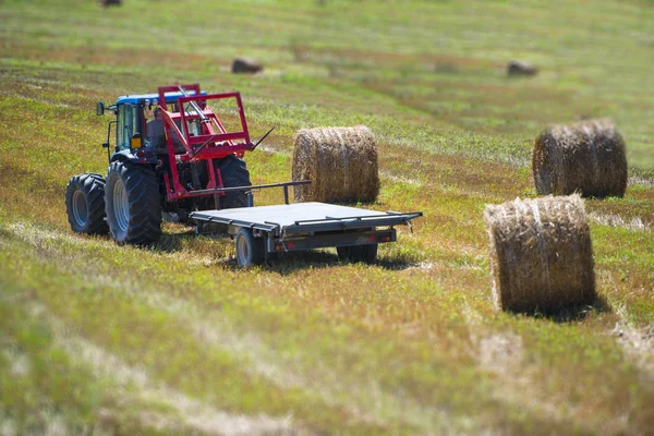 Traktor och hö balar i ett fält, Gubbio, Umbrien, Italien — Stockfoto