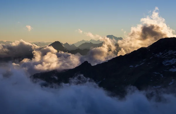 Pics alpins dans les nuages vus de la cabane Mantova sur le Mont Rosa , — Photo