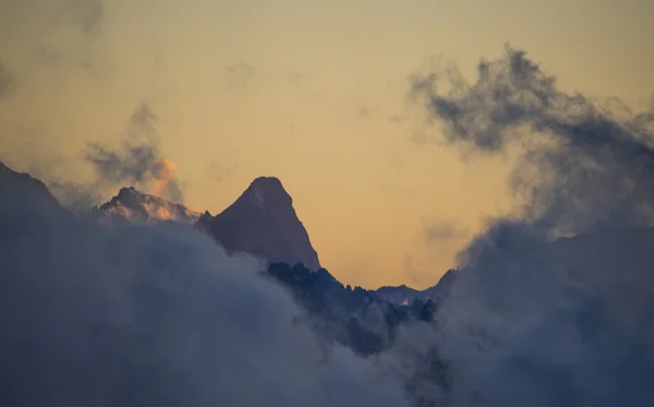 Mont Blanc ที่พระอาทิตย์ตกในเมฆเทือกเขาแอลป์อิตาลี — ภาพถ่ายสต็อก