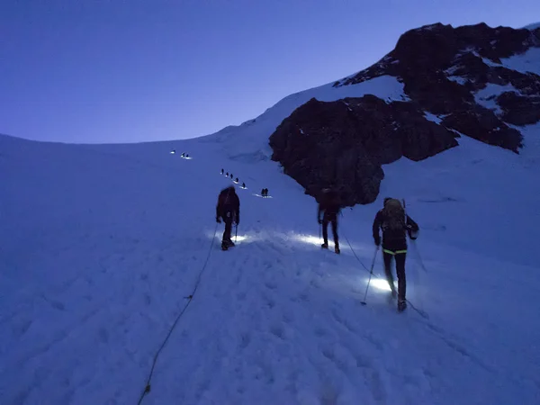 Dağcılar üzerinde Monte Rosa adlı gece, Alpler, İtalya