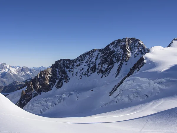 Dufour picco in una giornata di sole con cielo blu, Monte Rosa, Alpi, Ital — Foto Stock