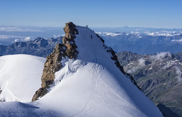 Альпинисты на пике Корно-Нерон, Монте-Роза, Альпы, Италия — стоковое фото