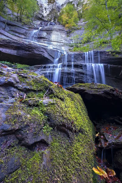 Wasserfall im Wald casentinesi np im Herbst, Toskana, ital — Stockfoto