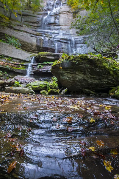 Wasserfall im Wald casentinesi np im Herbst, Toskana, ital — Stockfoto