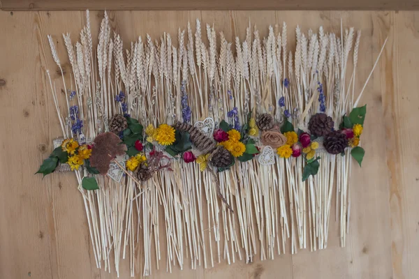 Decoración de flores en una cabaña de montaña, Dolomitas, Italia Fotos de stock libres de derechos