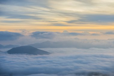 Sunrise üzerinde bulutlar, mount Cucco, Umbria, Apennines, İtalya