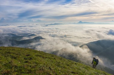Uzun yürüyüşe çıkan kimse, bulutlar, mount Cucco, Apennines, Umbria üzerinde gündoğumu