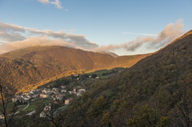 Mount Strega üzerinde eski bir kasaba Sunrise Güz, mavi gökyüzü 