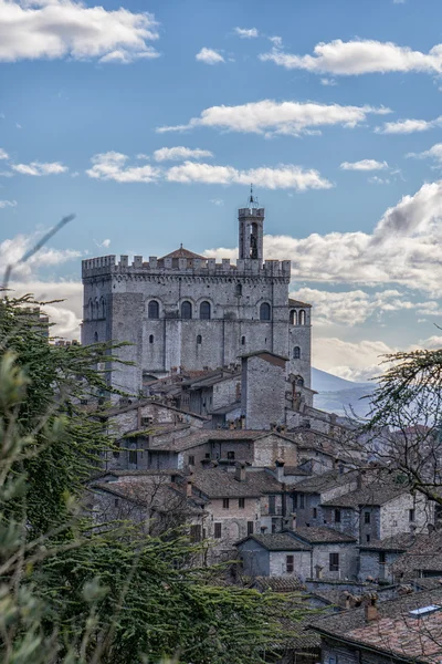 A pequena cidade de Gubbio com o Palácio do Consoli, céu azul sagacidade — Fotografia de Stock