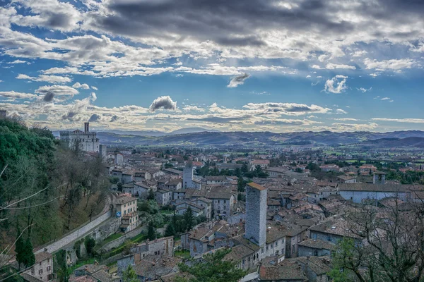 La piccola città di Gubbio con il Palazzo dei Consoli, cielo azzurro arguzia — Foto Stock