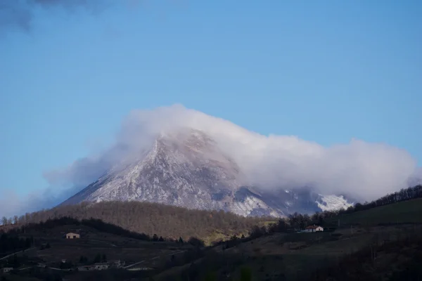 Mount Acuto Zirvesi, Apennines Umbr üzerinde bulutlar ile kışın
