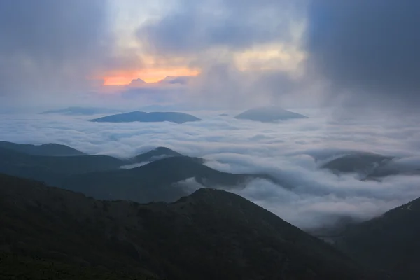 Sonnenaufgang über den Wolken, Monte Cucco, Umbrien, Apennin, Italien — Stockfoto