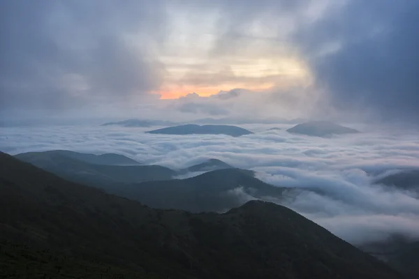 Sunrise üzerinde bulutlar, mount Cucco, Umbria, Apennines, İtalya