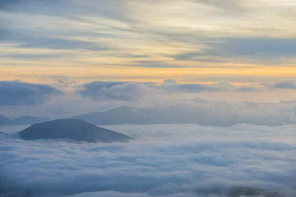 Sonnenaufgang über den Wolken, Monte Cucco, Umbrien, Apennin, Italien — Stockfoto