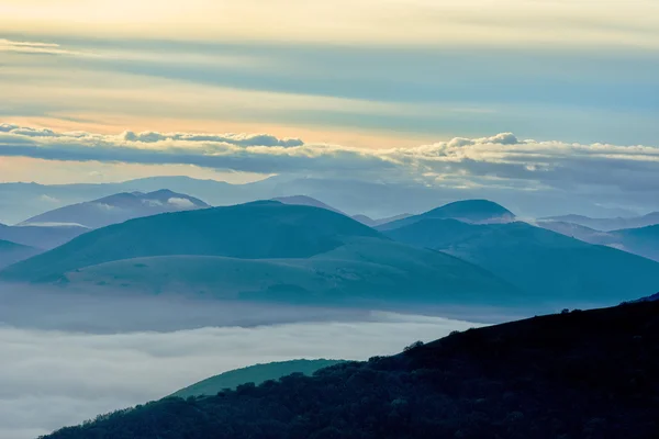 Silhouette de montagnes au lever du soleil, Apennins, Ombrie, Italie — Photo