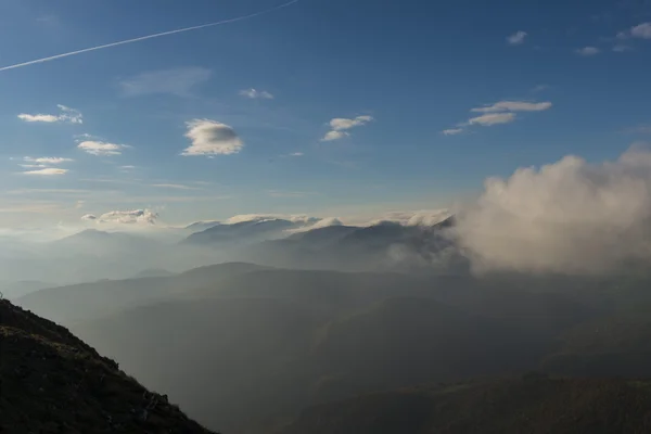 Sunrise Apennines sis, mavi gökyüzü bulutlu, Marche, Ita