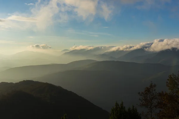 Alba sull'Appennino con nebbia, cielo azzurro con nuvole, Marche, Ita — Foto Stock