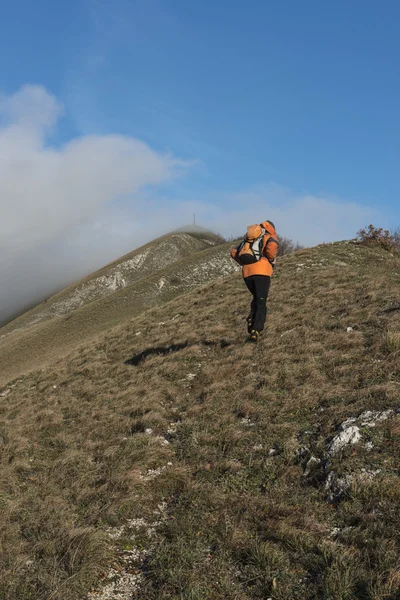 Caminhante rumo ao topo da montanha, monte Strega, Apeninos — Fotografia de Stock