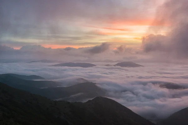 Soluppgång över molnen, mount Cucco, Umbrien, Apenninerna, Italien Stockbild