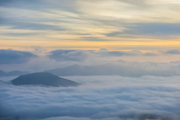 Soluppgång över molnen, mount Cucco, Umbrien, Apenninerna, Italien Royaltyfria Stockbilder