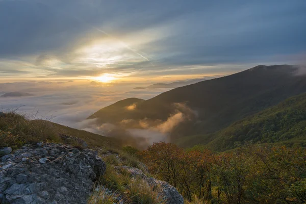 Soluppgång över molnen, mount Cucco, Umbrien, Apenninerna, Italien Stockbild