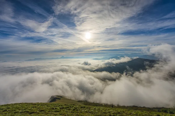 Soluppgång över molnen, mount Cucco, Umbrien, Apenninerna, Italien Royaltyfria Stockfoton