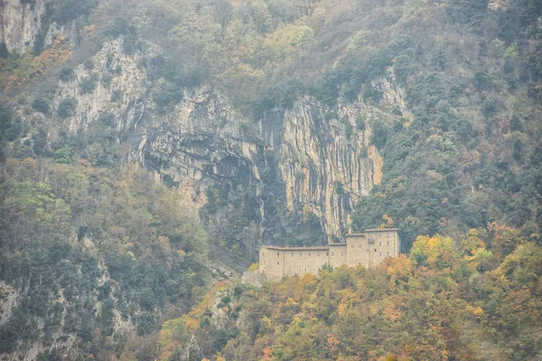 Ermita de S. Girolamo en el bosque en otoño, Monte Cucco NP, Ap Fotos de stock libres de derechos