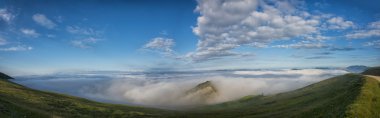 Apennines bir deniz sis ve bulutlar, Umbria, İtalya