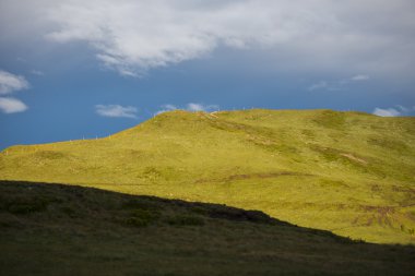 Sunrise, Giau Pass, Dolomites, Ve fırtınalı gün içinde yeşil çayırlar