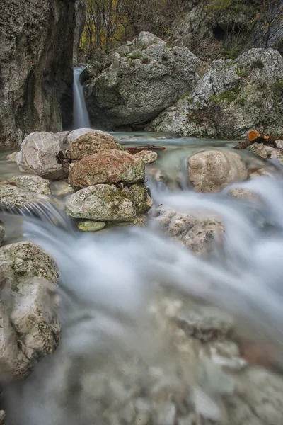 Vattenfall i klipporna i bergen, Monte Cucco Np, Appenni — Stockfoto