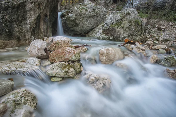 Vattenfall i klipporna i bergen, Monte Cucco Np, Appenni — Stockfoto