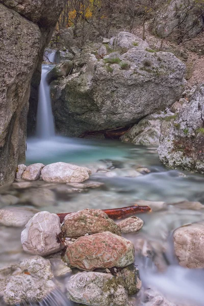 Wasserfall in den Felsen in den Bergen, monte cucco np, appenni — Stockfoto