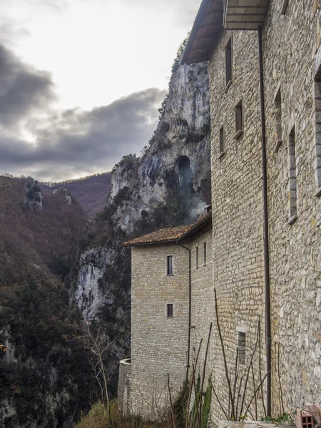 Die einsiedelei sant 'ambrogio, pascelupo, mount cucco np, umbrien, — Stockfoto