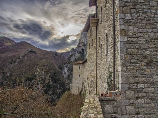 De hermitage Sant'Ambrogio, Pascelupo, Mount Cucco Np, Umbrië, — Stockfoto