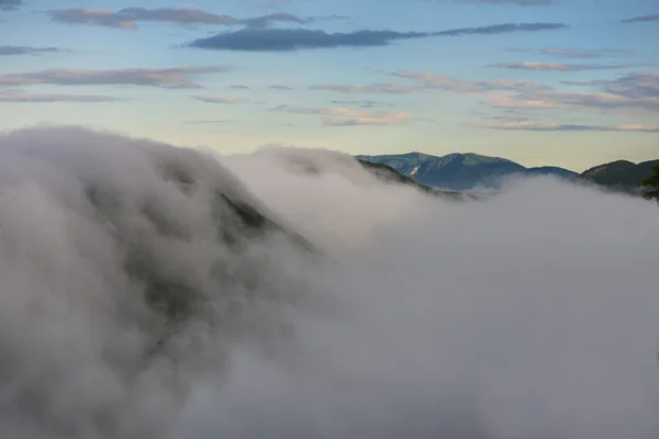 霧と雲、ウンブリア州、イタリアの海とアペニン山脈 — ストック写真