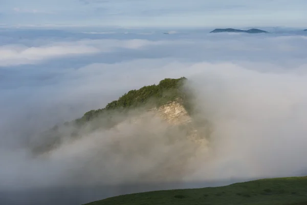 霧と雲、ウンブリア州、イタリアの海とアペニン山脈 — ストック写真
