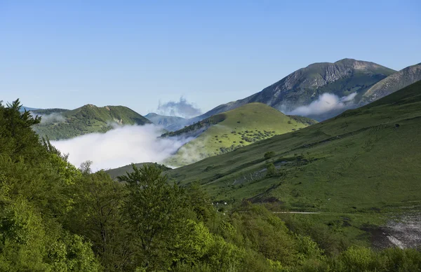 Apenninerna med ett hav av dimma och moln, Umbrien, Italien — Stockfoto