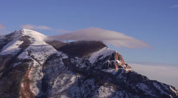 与雪的冬天日落，湛蓝的天空，云在山 Catria — 图库照片