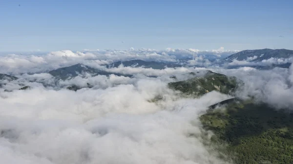 Vue aérienne des Apennins avec nuages et brouillard en été, Ombrie, Italie — Photo