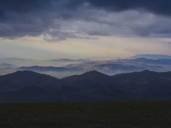 Vue des vallées juste avant une tempête avec nuages et brouillard, hiver , — Photo