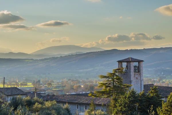 The bell tower of the Sant'Agostino church at sunrise, Gubbio, U — Stock Photo, Image