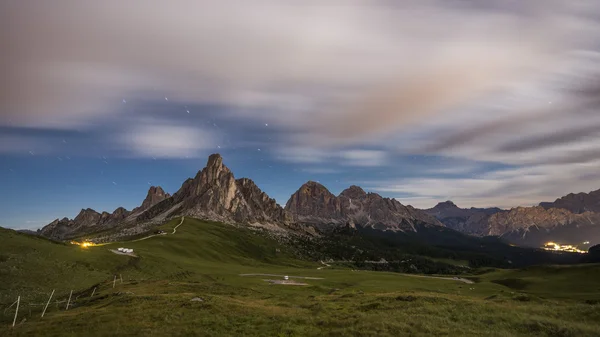 Gusela i en stjärnklar natt med moln, Giau bergspass, Dolomi — Stockfoto