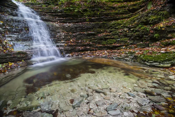 Cachoeira na floresta no outono, Monte Cucco NP, Umbria, Itália — Fotografia de Stock