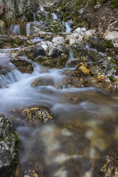 Vattenfall i höst i skogen, montera Cucco Np, Umbrien, Italien Stockbild