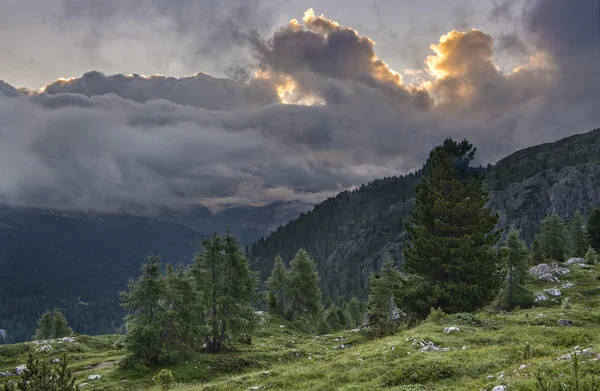 Pass falzarego bei Sonnenaufgang, stürmischer Himmel, Dolomiten, Venetien, Italien — Stockfoto