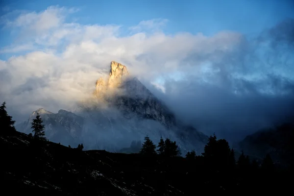 ภูเขา Sass de Stria มีเมฆและหมอกที่พระอาทิตย์ขึ้น Dolomites, Veneto, อิตาลี — ภาพถ่ายสต็อก