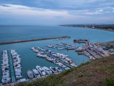 Numana, Conero, Marche, İtalya limandaki tekneler