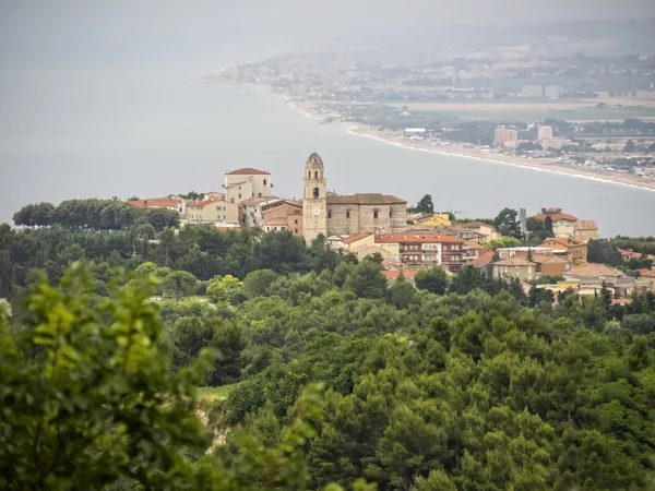 La città di Sirolo, Conero NP, Marche, Italia — Foto Stock