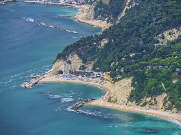 Numana kasaba, Conero yakınındaki Beach Urbani havadan görünümü 
