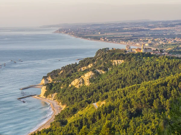 Flygfoto över staden Sirolo, Conero, Marche, Italien Stockbild